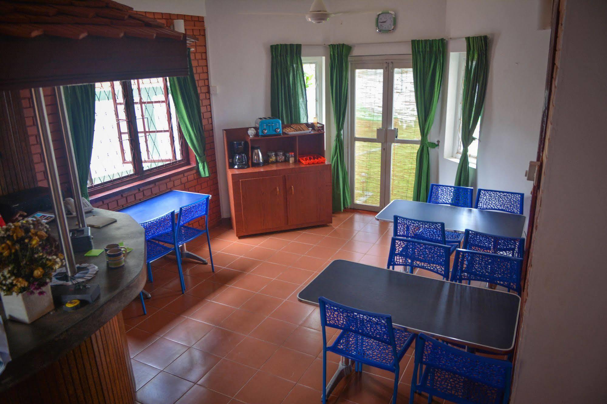 Explore Hostels Negombo Kochchikade Exterior foto