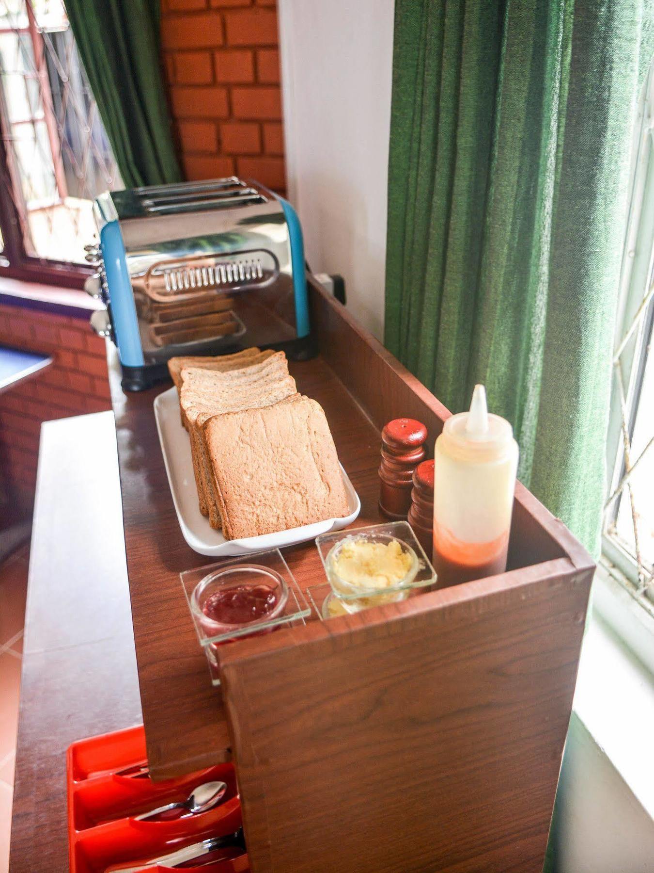 Explore Hostels Negombo Kochchikade Exterior foto